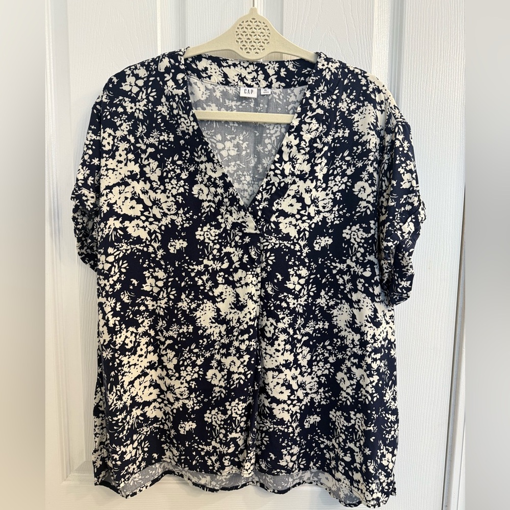 GAP Navy and White Floral Short Sleeve Blouse